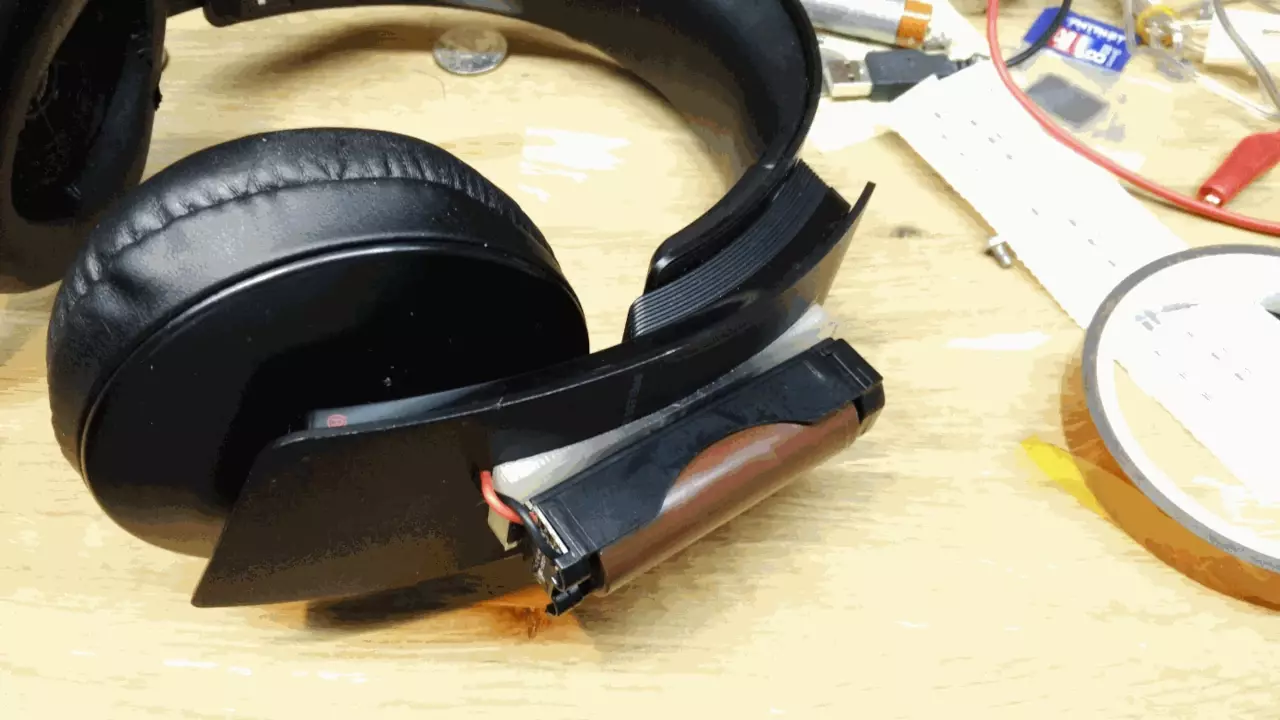 Figure 1: Headset Parker hacked with a 18650 lithium battery cell